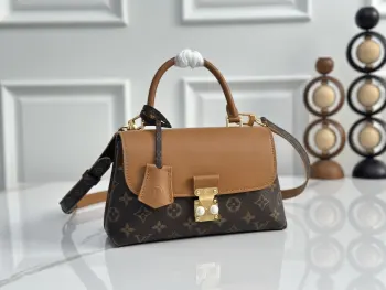 <p>  Madeleine BB 手袋 本款M28288老花棕 M27511老花黑 出自 Monogram 系列 以经典帆布呈现实用和优雅的兼收并蓄 翻盖 手柄和钥匙包勾勒皮革饰边 耀目 S-lock 锁扣致敬品牌典藏设计 </p><p>尺寸  24.5 x 16 x 8 厘米 </p>