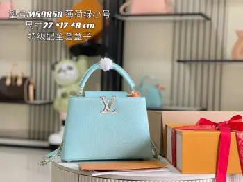 <p> 特级精品原厂皮M59850 M59868星辰珠光绿贝壳扣 本款 Capucines BB 手袋展现 Taurillon 皮革在不同光线下的色彩变幻 LV 字母闪烁贝壳般的莹润光泽 单手柄和可拆卸皮革编织链条带来多种背携选择 </p><p>详细特征</p><p>27 x 18 x 9 厘米</p><p>(长度 x 高 x 宽)</p>