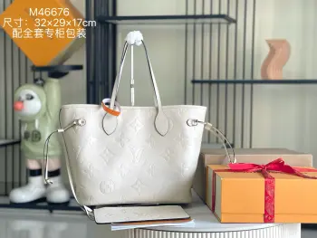 <p> 163 芯片  特级全钢五金 原厂皮 M46676 白色 皮料是意大利A级皮料是在于品质 五金 面料 手工 油边 A级出品 图片跟产品一致丶配全套包装.尺寸:32x29x17CM</p>