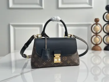 <p>  Madeleine BB 手袋 本款M27511老花黑  M28288老花棕 出自 Monogram 系列 以经典帆布呈现实用和优雅的兼收并蓄 翻盖 手柄和钥匙包勾勒皮革饰边 耀目 S-lock 锁扣致敬品牌典藏设计 </p><p>尺寸  24.5 x 16 x 8 厘米 </p>
