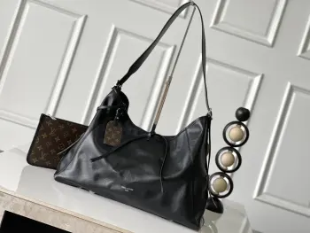 <p> 动态变码芯片 顶级原单加强版 M25143  本款 CarryAll Dark 中号手袋以柔软羊皮革塑造时尚慵懒廓形 为 2024 春夏秀场造型增添瞩目姿彩 抛光金属件与触感良好的微皱纹理互为映衬 充裕空间可容纳多样日常用品 成就出行良伴 39 x 30 x 15 厘米(长度 x 高 x 宽)</p>