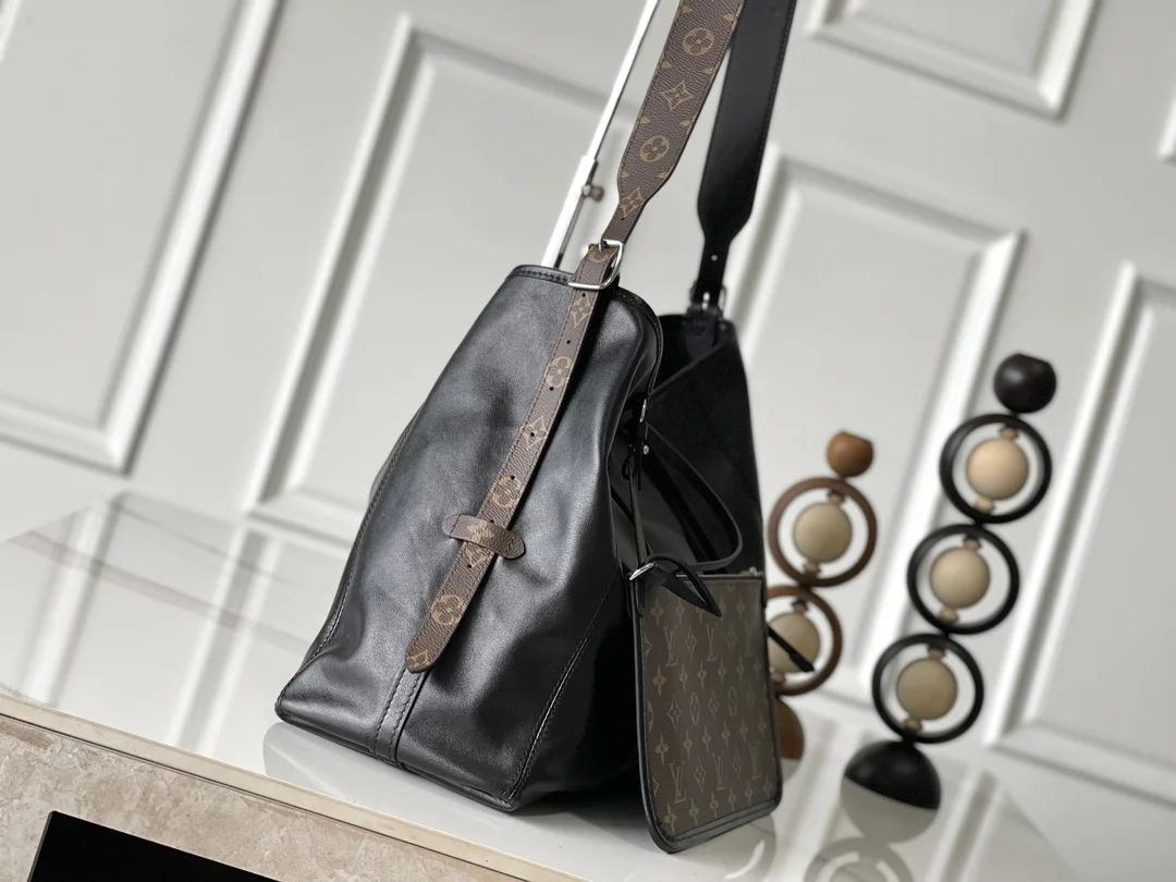Louis Vuitton M25143 Classic Lambskin Shoulder Bag Shoulder Bag - Detail view 2