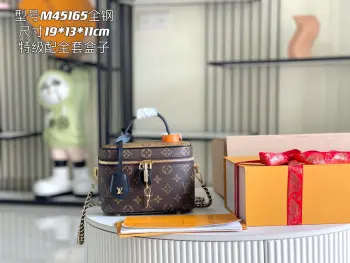 <p> 163 芯片  特级全钢五金 原厂皮 M45165 老花 皮料是意大利A级皮料是在于品质 五金 面料 手工 油边 A级出品 图片跟产品一致丶配全套包装.尺寸:19x13x11CM</p>