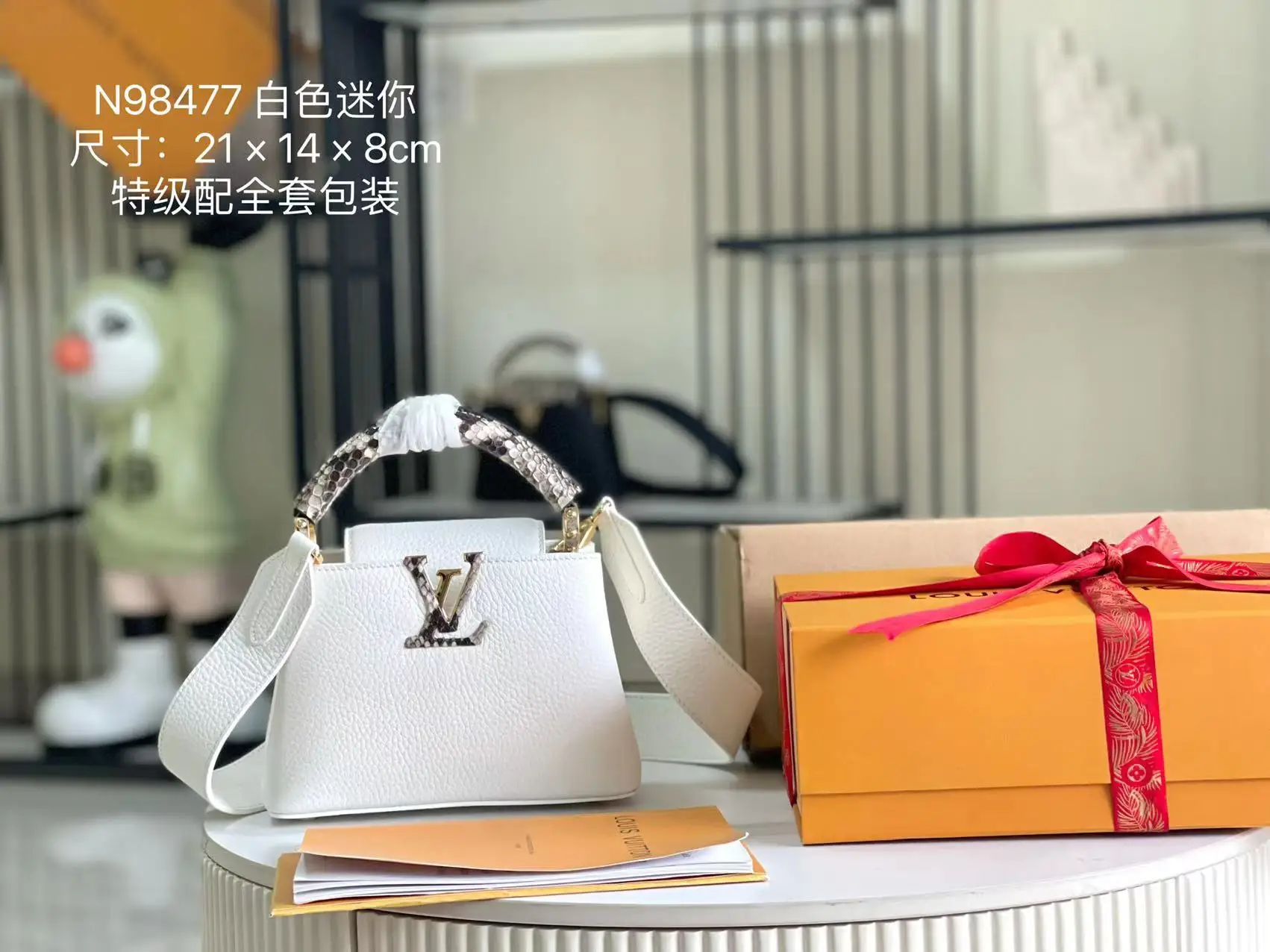 原单LV女包|高仿LV女包|精仿LV女包|一比一LV女包<p> 163 芯片 特级配全套包装 特级精品原厂皮M98477升级版蛇皮M55921白色鳄鱼蛇金扣 首款由全粒纹Taurillon小牛皮裁制而成的Capucines迷你手袋 顶部手柄 配有饰钉的侧边圆环以及标识处均裹有对比色蜥蜴皮 展现低调而细腻的奢华质感 </p><p> 进口荔枝纹牛皮</p><p> 原厂全钢拉丝五金</p><p>详细尺寸:21*14*8cm</p>
