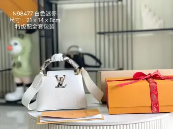 <p> 163 芯片 特级配全套包装 特级精品原厂皮M98477升级版蛇皮M55921白色鳄鱼蛇金扣 首款由全粒纹Taurillon小牛皮裁制而成的Capucines迷你手袋 顶部手柄 配有饰钉的侧边圆环以及标识处均裹有对比色蜥蜴皮 展现低调而细腻的奢华质感 </p><p> 进口荔枝纹牛皮</p><p> 原厂全钢拉丝五金</p><p>详细尺寸:21*14*8cm</p>