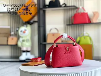 <p> 163 芯片  特级精品原厂皮 M56071 M55985红色金扣 </p><p>本款 Capucines 迷你手袋展露细腻 Taurillon 皮革的微妙莹泽 点缀标志性字母 巧用可拆卸宽肩带 令袖珍尺寸以肩背或斜挎方式随行 </p><p>详细尺寸 21.0 x 14.0 x 8.0 cm</p>