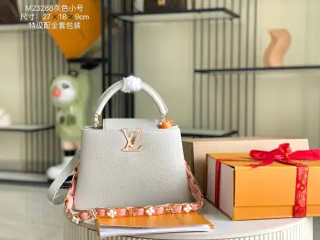 <p> 变码芯片  特级精品原厂皮M232888小号 M23280雾迷灰白贝壳扣升级版五金 </p><p> Capucines BB手袋 </p><p>本季新款 Capucines BB 手袋彰显女性气质 金属链节与淡雅柔软牛皮革编织成精美链条 珐琅及饰面 Monogram 花卉错落点缀其上 珐琅品牌标识烘托出珠宝质感 更令手袋美不胜收 </p><p>尺寸 27 x 18 x 9 厘米</p>