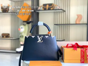 <p> 163 芯片 新版内里带拉链 特级精品原厂皮M23263 M23332黑色白贝壳 </p><p> Capucines 中号手袋 本款Capucines Flower Crown手袋为全粒面Taurillon 皮革点缀 Monogram 花卉 每一朵皆由精致贝壳塑就 LV标识与花卉互为呼应 令此柔美手袋流露珠宝般光泽 巧用可拆卸肩带 肩背斜挎随心切换 Size 31.5 * 20 * 11Cm</p>
