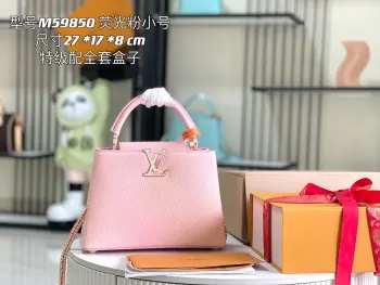 <p>特级配全套包装 特级精品原厂皮M59850M59868星辰珠光粉贝壳扣 本款 Capucines BB 手袋展现 Taurillon 皮革在不同光线下的色彩变幻 LV 字母闪烁贝壳般的莹润光泽 单手柄和可拆卸皮革编织链条带来多种背携选择 </p><p>详细特征</p><p>27 x 18 x 9 厘米</p><p>(长度 x 高 x 宽)</p>