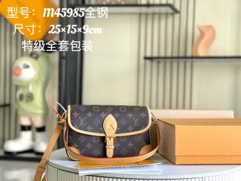 <p> 163 芯片  特级全钢五金 原厂皮 M45985 皮肩带 皮料是意大利A级皮料是在于品质 五金 面料 手工 油边 A级出品 图片跟产品一致丶配全套包装.尺寸:25x15x9CM </p>