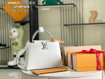 <p> 163 芯片 特级配全套包装 特级精品原厂皮M98477N98478 小号白色蟒蛇金扣 2020 夏季款 Capucines BB手袋取材 Taurillon 皮革 再以华美蟒蛇皮包裹顶部手柄及 LV 字母 令标志性设计融入一抹异域风情 可拆卸宽肩带实现舒适肩背或斜挎体验</p><p>详细特征</p><p>27 x 18 x 9 厘米</p><p>(长度 x 高 x 宽)</p>