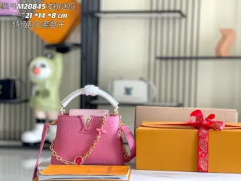 <p>特级配全套包装 特级精品原厂皮M20845浅粉色花卉三拼 本款 Capucines 迷你手袋展现柔婉之美 Taurillon 皮革包身搭配浅色翻盖和顶部手柄 珐琅 Monogram 花卉链条亦可成就肩背体验 系上纤细皮革肩带 探索更多造型可能 </p><p>详细特征</p><p>21 x 14 x 8 厘米</p><p>(长度 x 高 x 宽)</p>