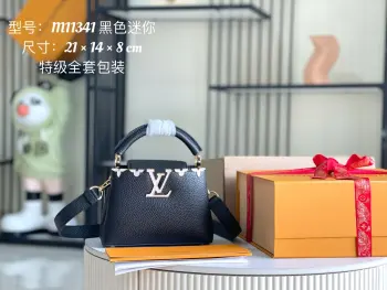 <p> 163 芯片   新版内里带拉链  特级精品原厂皮 M11341 迷你贝壳花冠黑色金扣 </p><p>CapucinesBB手袋本季讲述全新的Capucines故事 精致的金属色Monogram花卉饰带 使此款经典手袋散发出更加柔美的气质 精致的白色包身搭配金色花冠装饰 优雅而实用 </p><p>详细特征21.0 x 14.0 x 8.0 cm</p>