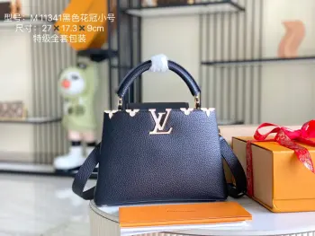 <p> 163 芯片  新版内里带拉链  特级精品原厂皮 M11341 小号 贝壳花冠黑色金扣 </p><p>CapucinesBB手袋本季讲述全新的Capucines故事 精致的金属色Monogram花卉饰带 使此款经典手袋散发出更加柔美的气质 精致的白色包身搭配金色花冠装饰 优雅而实用 </p><p>详细特征27.0 x 18.0 x 9.0 cm</p>