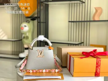 <p> 变码芯片  特级精品原厂皮 M23288雾迷灰迷你贝壳升级版五金 </p><p>本季新款 Capucines 手袋彰显女性气质 金属链节与淡雅柔软牛皮革编织成精美链条 珐琅及饰面 Monogram 花卉错落点缀其上 珐琅品牌标识烘托出珠宝质感 更令手袋美不胜收 </p><p>尺寸 21 x 14 x 8厘米</p>