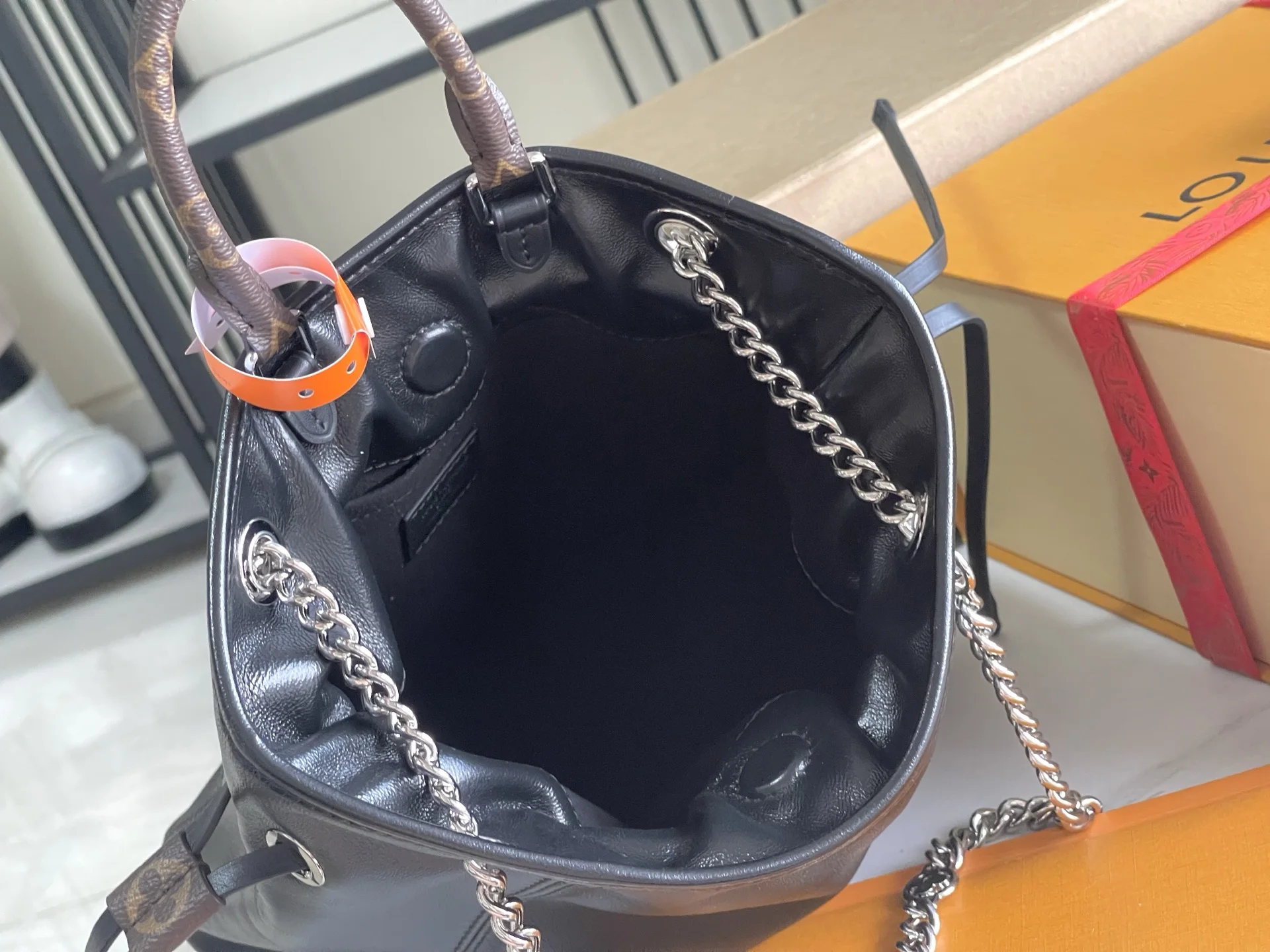 Louis Vuitton M25522 Premium All-Steel Hardware Italian Grade A Leather Shoulder Backpack - Detail view 8