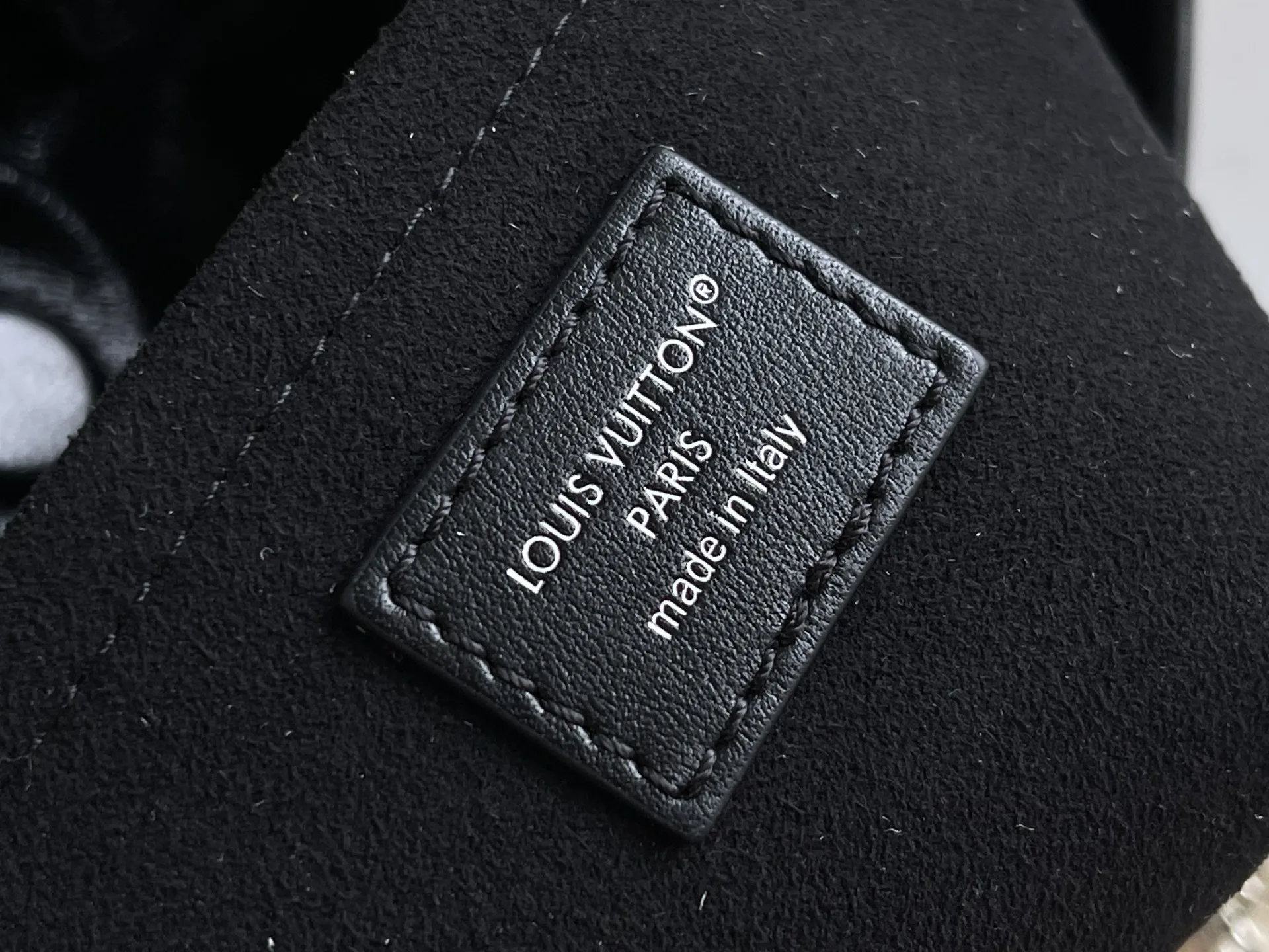 Louis Vuitton M25522 Premium All-Steel Hardware Italian Grade A Leather Shoulder Backpack - Detail view 9