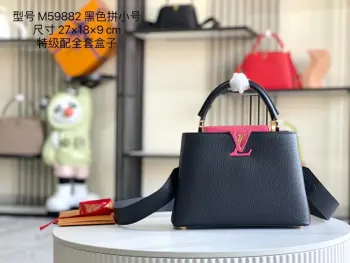 <p>特级配全套包装 特级精品原厂皮M59882M59468黑色配浅梅红金扣 本款 Capucines BB手袋以全粒面牛皮革上演深浅色调的摩登碰撞 LV 字母和侧环融入标志性意韵 顶部手柄和可拆卸肩带实现多种背携方式 </p><p>详细特征</p><p>27 x 18 x 9 厘米</p><p>(长度 x 高 x 宽)</p>