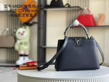 <p> 163 芯片  特级精品原厂皮M92800 N92041黑配蟒蛇银扣  </p><p>本款 Capucines BB 手袋以全粒面 Taurillon 皮革呈现经典轮廓 搭配天然蟒蛇皮勾勒的手柄 翻盖可内外固定 延续 Capucines 系列的标志性气韵 详细特征27.0 x 18.0 x 9.0 cm</p>