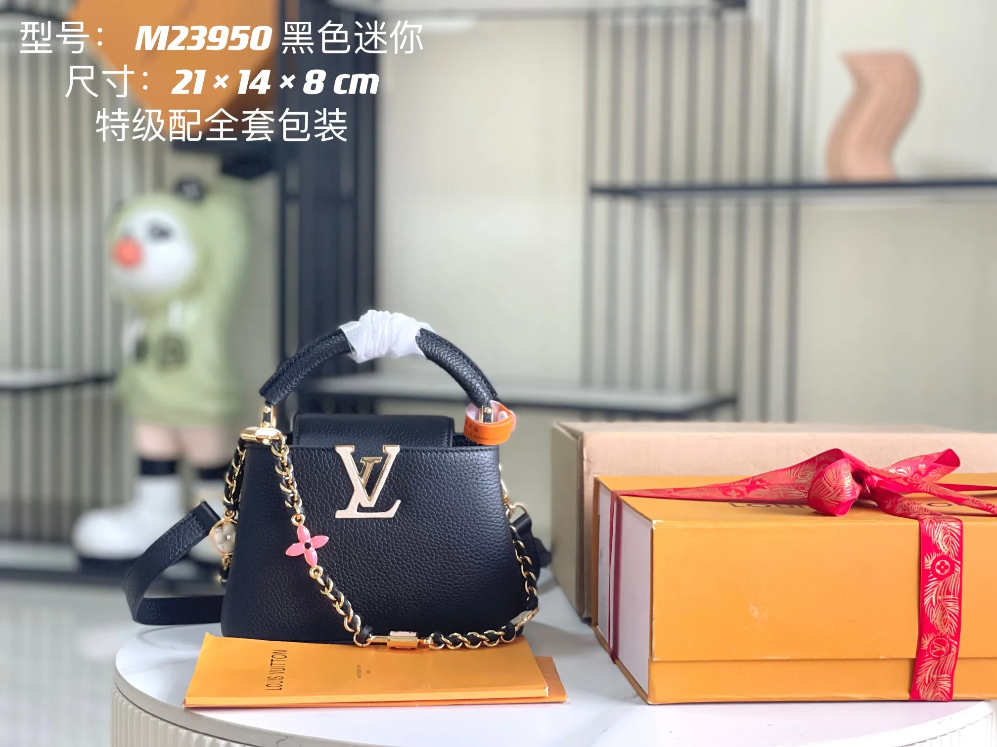 原单LV女包|高仿LV女包|精仿LV女包|一比一LV女包<p>特级配全套包装p变码芯片 特级精品原厂皮M23950 M23951黑色配白色金升级版五金  Capucines mini 手袋 由全粒面Taurillon皮革制成 并辅以鸵鸟皮细节 体现了安静的奢华 标志性的LV签名由有光泽的珍珠母制成 为这件作品增添了谨慎的微光 该包的紧凑尺寸掩盖了其实际容量 它将容纳两部智能手机 一个长钱包和其他必需品 尺寸  21 x 14 x 8 厘米</p>