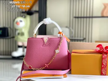 <p>特级配全套包装 特级精品原厂皮M20845M20844秋水仙色花卉三拼 本款 Capucines BB 手袋取材 Taurillon 皮革 隐约映现同一色彩的浓淡变化 令经典构型更为瞩目 搭配珐琅 Monogram 花卉链条 可手提 肘挎或系上肩带肩背或斜挎 </p><p>详细特征</p><p>27 x 18 x 9 厘米</p><p>(长度 x 高 x 宽)</p>