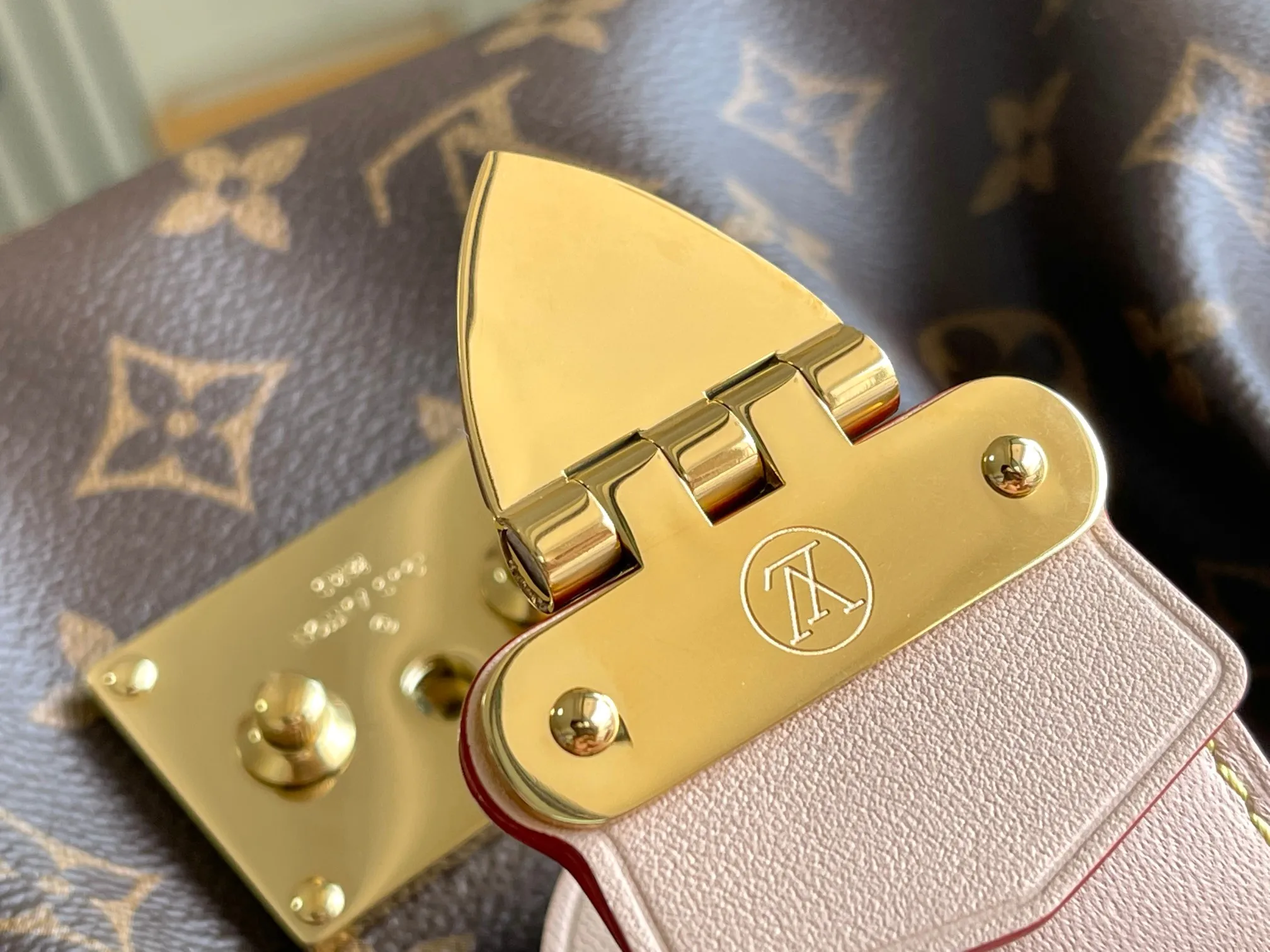 Louis Vuitton M46544 Italian Grade A Monogram Leather Handbag Shoulder Bag - Detail view 3