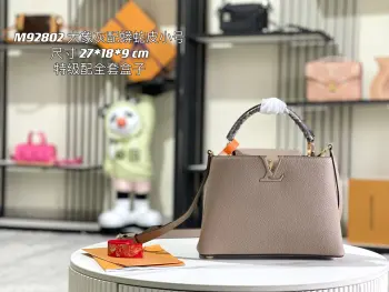 <p> 163 芯片  特级精品原厂皮M92802 N92041大象灰配蟒蛇金扣  </p><p>本款 Capucines BB 手袋以全粒面 Taurillon 皮革呈现经典轮廓 搭配天然蟒蛇皮勾勒的手柄 翻盖可内外固定 延续 Capucines 系列的标志性气韵 详细特征27.0 x 18.0 x 9.0 cm</p>