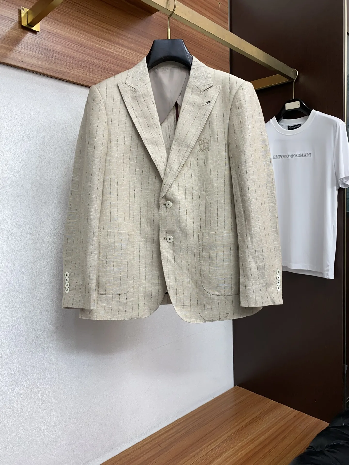 原单西服男装|高仿西服男装|精仿西服男装|一比一西服男装<p>BC 2026新款男士休闲定制西装夹克外套 穿上简约干练的休闲外套 瞬间重回时髦霸气 又是活力满满的状态 史前最流行的拉链设计 面料全部需要定制 奢华感十足 修身的剪裁体现出我们完美的体型无论胖瘦都可以轻松驾驭 超百搭款式 不挑身材的款 适合不同年龄段穿着 高街实穿款 搭配利器</p><p>尺码 48-56</p>