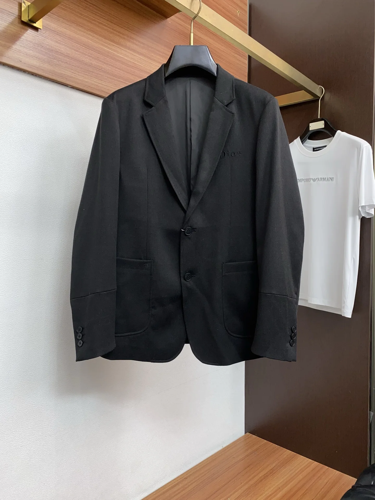 原单西服男装|高仿西服男装|精仿西服男装|一比一西服男装<p> 迪奥 2026新款男士休闲定制西装领夹克外套 穿上简约干练的休闲外套 瞬间重回时髦霸气 又是活力满满的状态 史前最流行的拉链设计 面料全部需要定制 奢华感十足 修身的剪裁体现出我们完美的体型无论胖瘦都可以轻松驾驭 超百搭款式 不挑身材的款 适合不同年龄段穿着 高街实穿款 搭配利器</p><p>尺码 48-56</p>