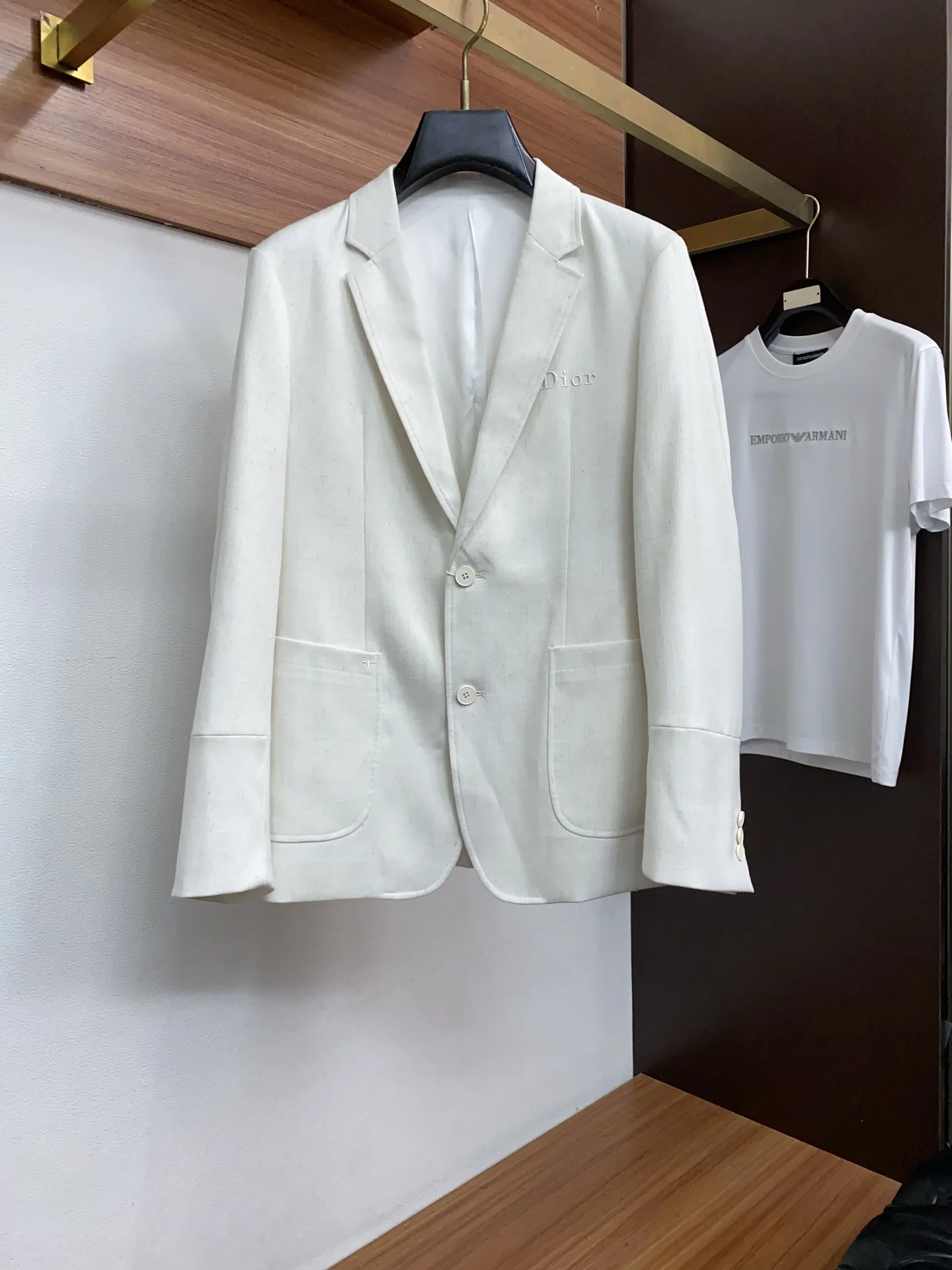 原单西服男装|高仿西服男装|精仿西服男装|一比一西服男装<p> 迪奥 2026新款男士休闲定制西装领夹克外套 穿上简约干练的休闲外套 瞬间重回时髦霸气 又是活力满满的状态 史前最流行的拉链设计 面料全部需要定制 奢华感十足 修身的剪裁体现出我们完美的体型无论胖瘦都可以轻松驾驭 超百搭款式 不挑身材的款 适合不同年龄段穿着 高街实穿款 搭配利器</p><p>尺码 48-56</p>