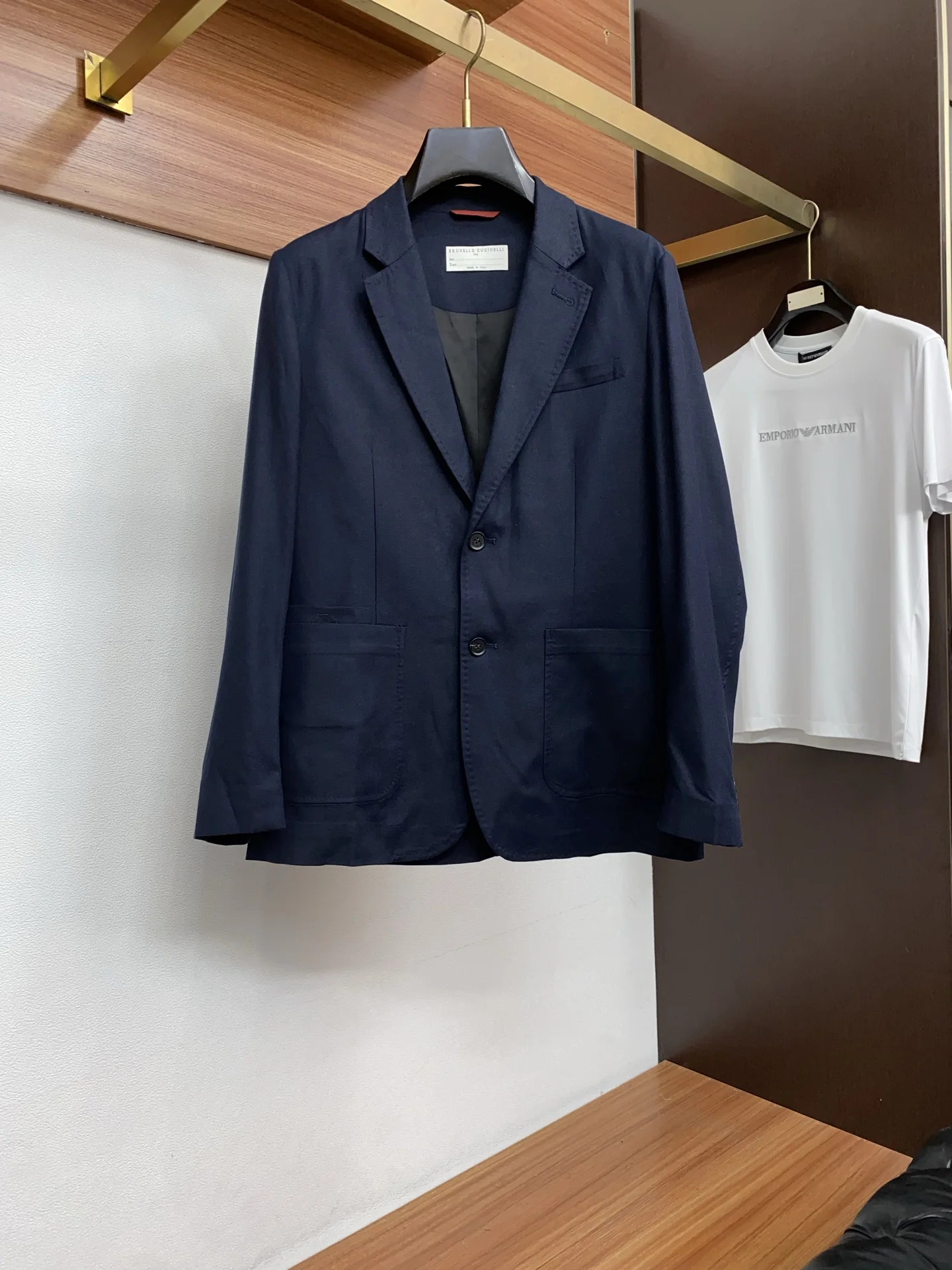 原单西服男装|高仿西服男装|精仿西服男装|一比一西服男装<p>BC 2026新款男士休闲西装外套 穿上简约干练的休闲外套 瞬间重回时髦霸气 又是活力满满的状态 史前最流行的拉链设计 面料全部需要定制 奢华感十足 修身的剪裁体现出我们完美的体型无论胖瘦都可以轻松驾驭 超百搭款式 不挑身材的款 适合不同年龄段穿着 高街实穿款 搭配利器</p><p>尺码 48-56</p>