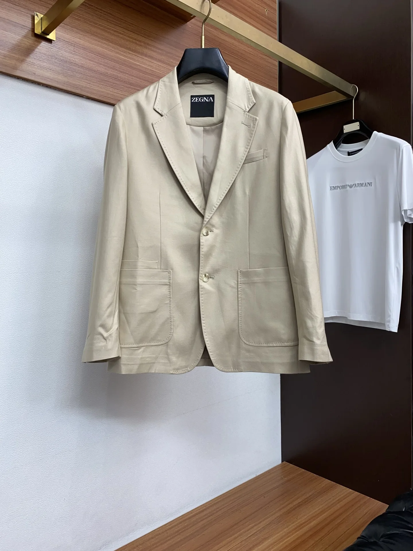 原单西服男装|高仿西服男装|精仿西服男装|一比一西服男装<p>BC 2026新款男士休闲西装外套 穿上简约干练的休闲外套 瞬间重回时髦霸气 又是活力满满的状态 史前最流行的拉链设计 面料全部需要定制 奢华感十足 修身的剪裁体现出我们完美的体型无论胖瘦都可以轻松驾驭 超百搭款式 不挑身材的款 适合不同年龄段穿着 高街实穿款 搭配利器</p><p>尺码 48-56</p>
