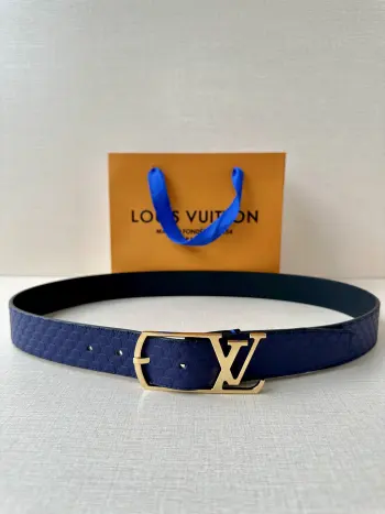 <p> LV Aerogram单面荔枝纹腰带令3.5cm LV 新款Aerogram 搭扣占据中央 一面契合搭扣色彩 另一面呈现反差视效</p>