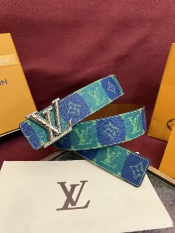 <p> LV Dimension 4.0cm双面腰带将经典格调引入新颖尺幅设计 皮革压印 LV 字母和 Monogram 花卉 与纤秀 LV 字母搭扣相映成趣 令品牌标识低调完成潮流蜕变 </p>