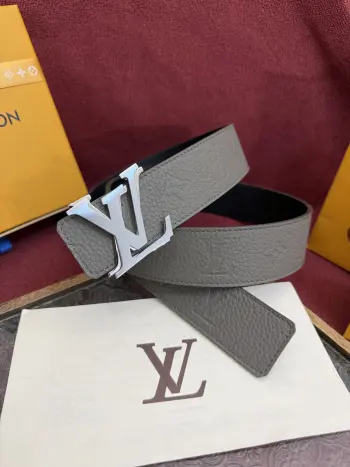 <p> LV Dimension Drift 双面腰带以路易威登的经典素挥洒街头型格 Monogram 图案一面更显前卫锋芒 光滑皮革一面释放儒雅气息 精工雕琢的搭扣别出心裁 </p>