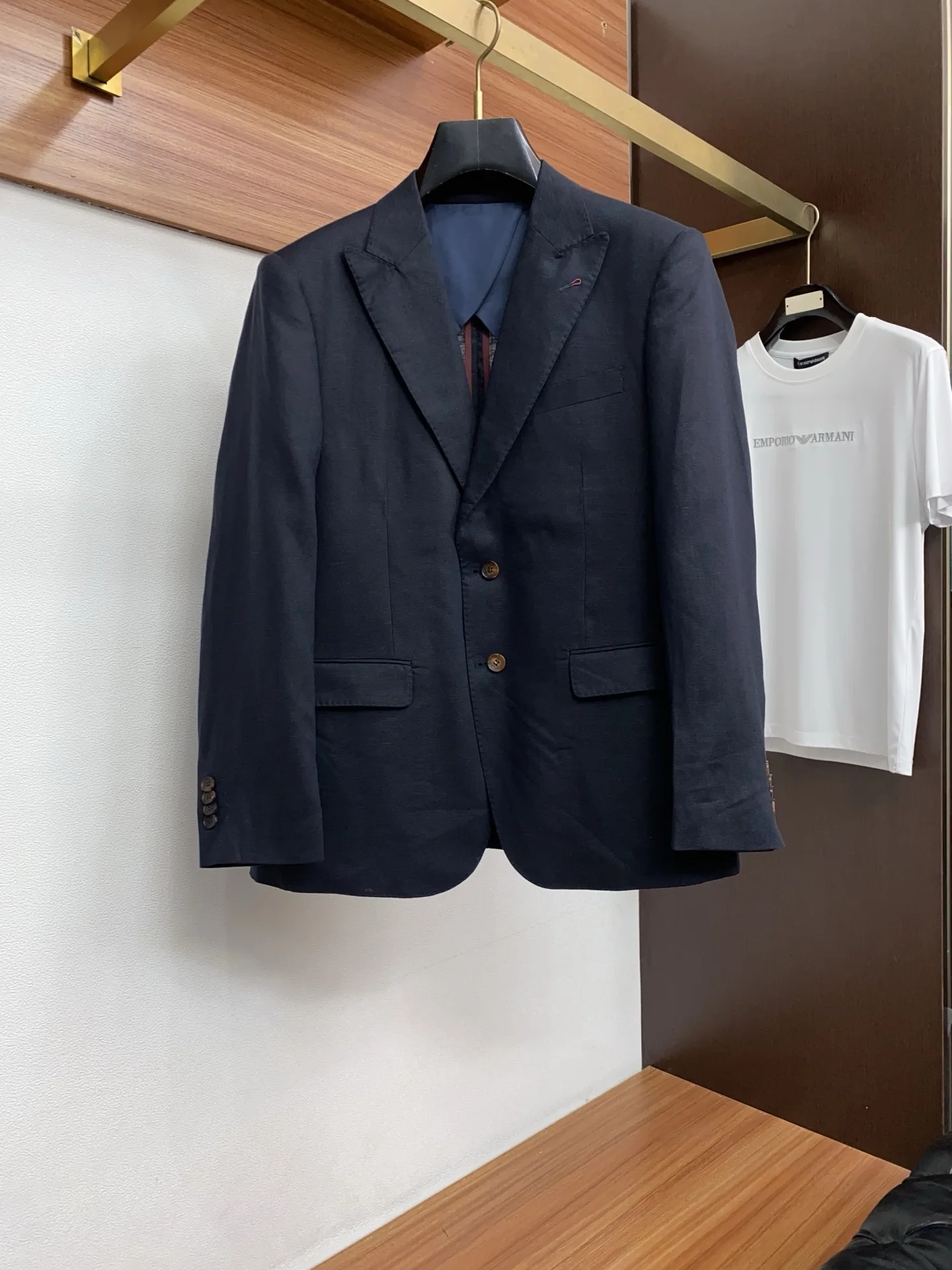 原单西服男装|高仿西服男装|精仿西服男装|一比一西服男装<p>LP 诺悠翩雅 2026新款男士休闲定制麻料西装夹克外套 穿上简约干练的休闲外套 瞬间重回时髦霸气 又是活力满满的状态 史前最流行的拉链设计 面料全部需要定制 奢华感十足 修身的剪裁体现出我们完美的体型无论胖瘦都可以轻松驾驭 超百搭款式 不挑身材的款 适合不同年龄段穿着 高街实穿款 搭配利器</p><p>尺码 48-56</p>