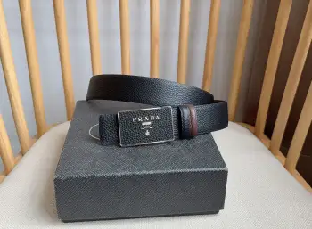 <p> PRADA (普拉达) 专柜最新款 这款搭扣式腰带出自多功能的组合式配饰系列 可随心搭配 带扣上饰有刻字徽标简约廓形彰显别具一格的特色和现代感 呈现精致质感 宽:3.5cm </p>