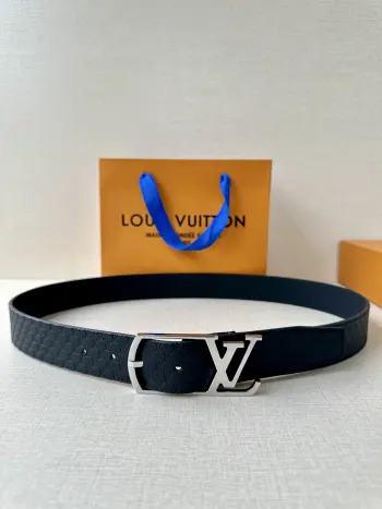 <p> LV Aerogram单面荔枝纹腰带令3.5cm LV 新款Aerogram 搭扣占据中央 一面契合搭扣色彩 另一面呈现反差视效</p>