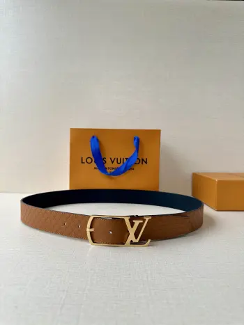 <p> LV Aerogram单面荔枝纹腰带令3.5cm LV 新款Aerogram 搭扣占据中央 一面契合搭扣色彩 另一面呈现反差视效</p>