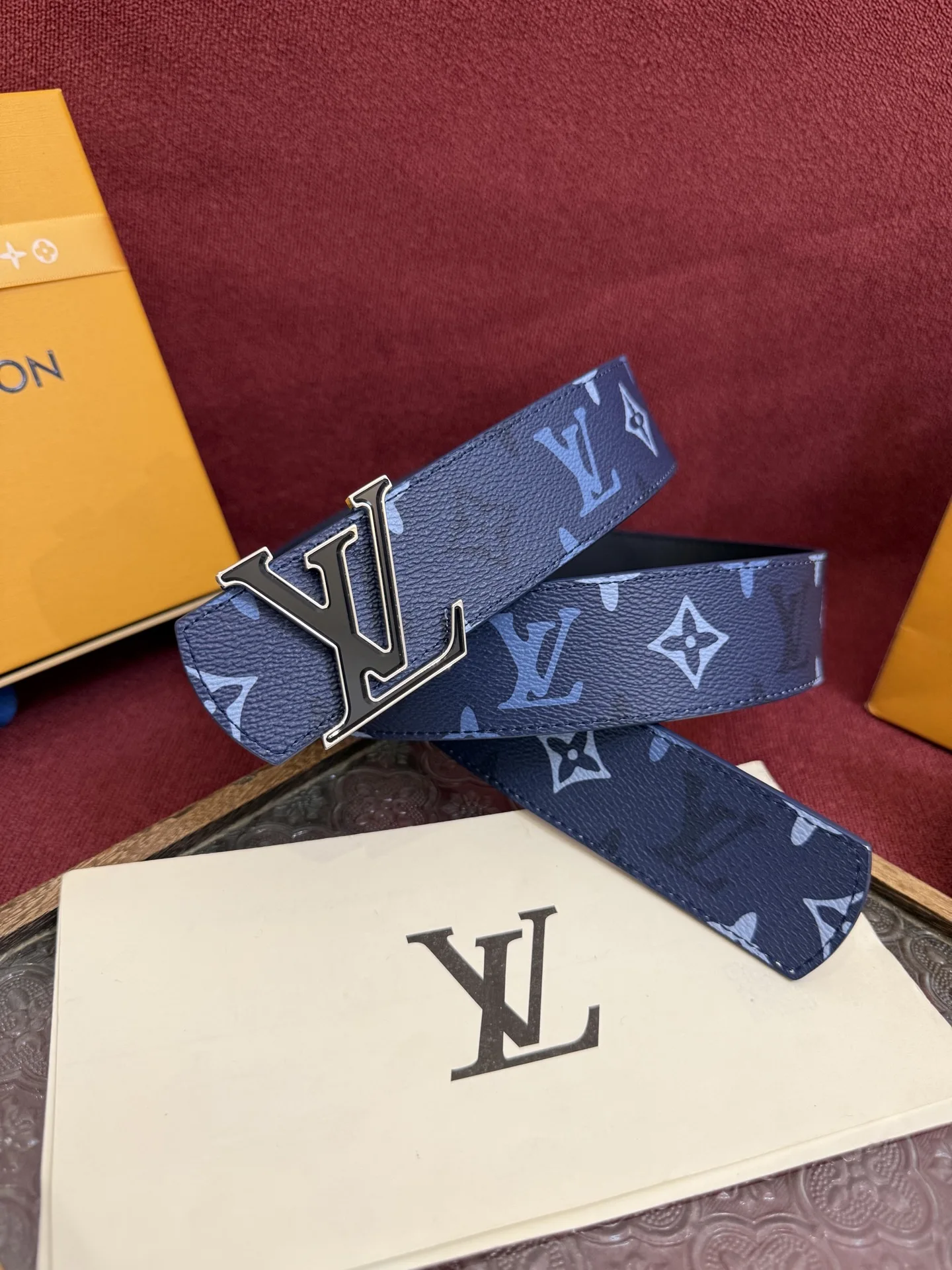 原单LV皮带|高仿LV皮带|精仿LV皮带|一比一LV皮带<p> LV Dimension Monogram Surplus 双面腰带焕新解读品牌标识 一面为 Monogram 涂层帆布渲染迷梦般色彩 另一面选择素雅皮革 与字母搭扣相得益彰 </p>