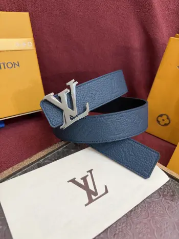 <p> LV Dimension Drift 双面腰带以路易威登的经典素挥洒街头型格 Monogram 图案一面更显前卫锋芒 光滑皮革一面释放儒雅气息 精工雕琢的搭扣别出心裁 </p>