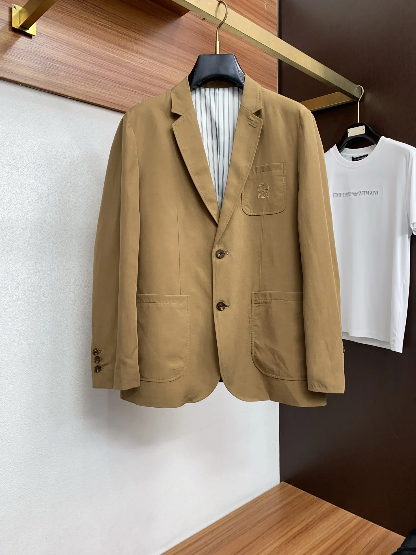 原单西服男装|高仿西服男装|精仿西服男装|一比一西服男装<p>BC 2026新款男士休闲定制西装夹克外套 穿上简约干练的休闲外套 瞬间重回时髦霸气 又是活力满满的状态 史前最流行的拉链设计 面料全部需要定制 奢华感十足 修身的剪裁体现出我们完美的体型无论胖瘦都可以轻松驾驭 超百搭款式 不挑身材的款 适合不同年龄段穿着 高街实穿款 搭配利器</p><p>尺码 48-56</p>