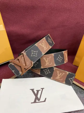 <p> LV Dimension 4.0cm双面腰带将经典格调引入新颖尺幅设计 皮革压印 LV 字母和 Monogram 花卉 与纤秀 LV 字母搭扣相映成趣 令品牌标识低调完成潮流蜕变 </p>