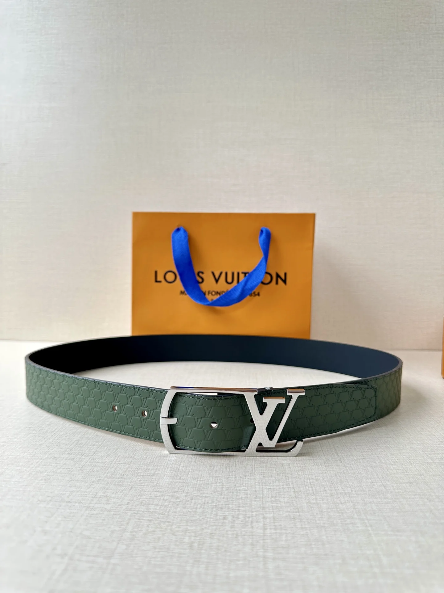 原单LV皮带|高仿LV皮带|精仿LV皮带|一比一LV皮带<p> LV Aerogram单面荔枝纹腰带令3.5cm LV 新款Aerogram 搭扣占据中央 一面契合搭扣色彩 另一面呈现反差视效</p>