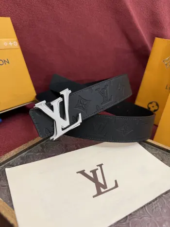 <p> LV Dimension Drift 双面腰带以路易威登的经典素挥洒街头型格 Monogram 图案一面更显前卫锋芒 光滑皮革一面释放儒雅气息 精工雕琢的搭扣别出心裁 </p>