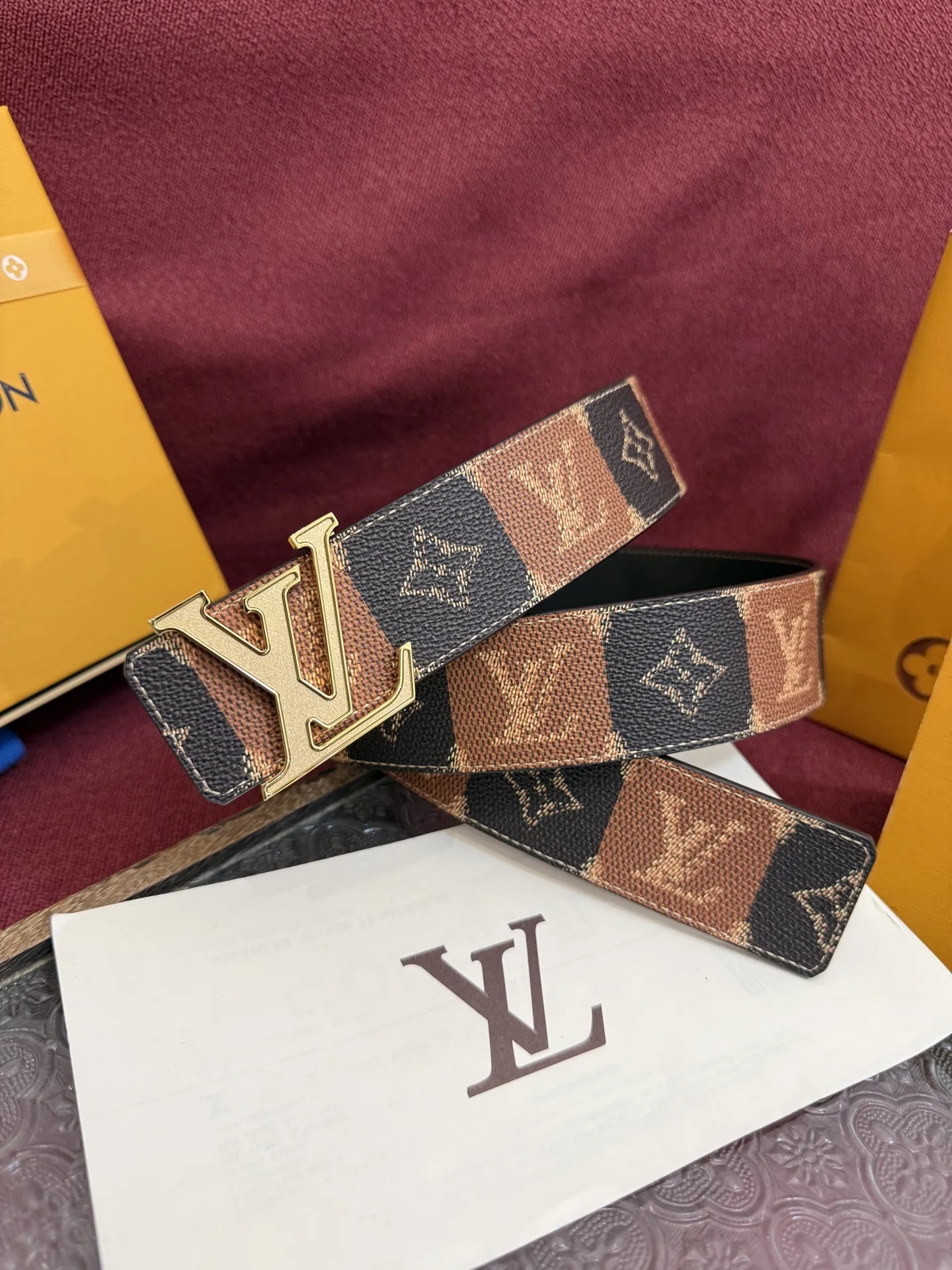 原单LV皮带|高仿LV皮带|精仿LV皮带|一比一LV皮带<p> LV Dimension 4.0cm双面腰带将经典格调引入新颖尺幅设计 皮革压印 LV 字母和 Monogram 花卉 与纤秀 LV 字母搭扣相映成趣 令品牌标识低调完成潮流蜕变 </p>