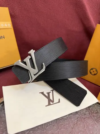 <p> LV Dimension Drift 双面腰带以路易威登的经典素挥洒街头型格 Monogram 图案一面更显前卫锋芒 光滑皮革一面释放儒雅气息 精工雕琢的搭扣别出心裁 </p>