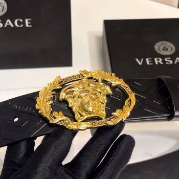 <p> 范思哲 新款 牛皮革腰带 点缀Buckle Crest配件 饰扣以品牌标志性Medusa为核心素 融合Greca图案与茛苕纹细节 4.0cm </p>