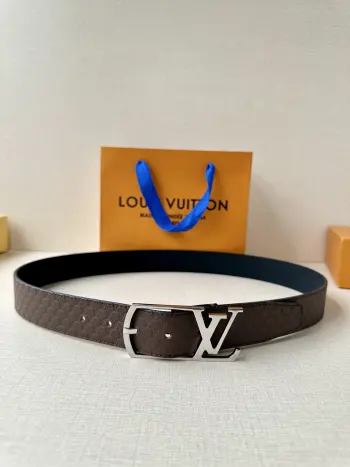 <p> LV Aerogram单面荔枝纹腰带令3.5cm LV 新款Aerogram 搭扣占据中央 一面契合搭扣色彩 另一面呈现反差视效</p>