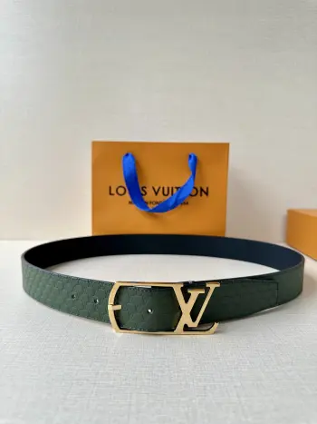 <p> LV Aerogram单面荔枝纹腰带令3.5cm LV 新款Aerogram 搭扣占据中央 一面契合搭扣色彩 另一面呈现反差视效</p>
